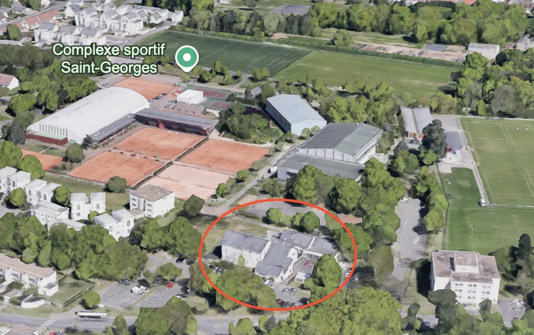 Vue aérienne 3D du site, le centre d'hébergement entouré en rouge à quelques pas des terrains
