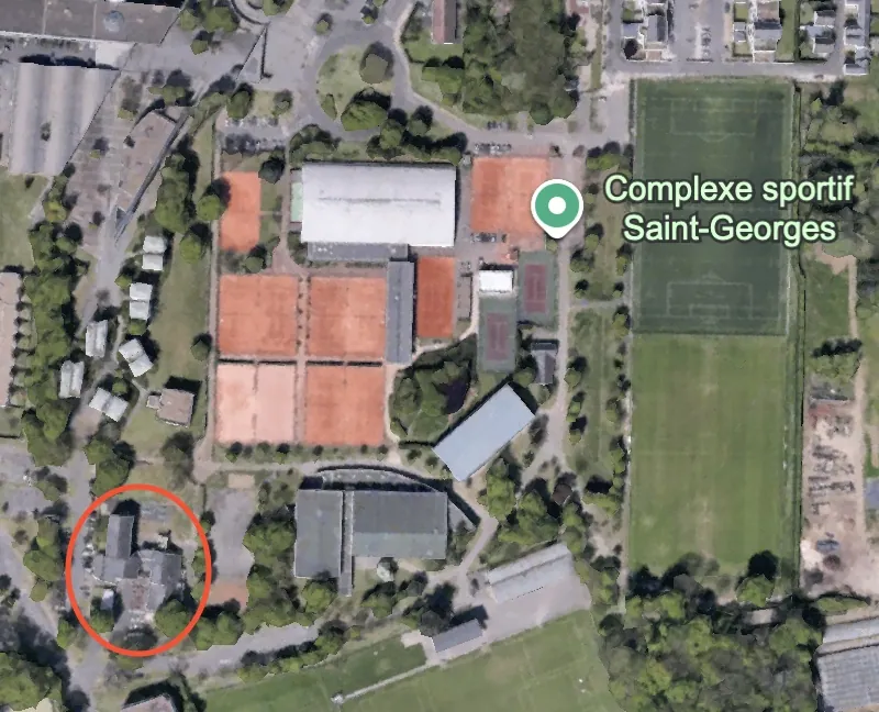 Vue satellite du Complexe sportif Saint-Georges à Blois, le centre d'hébergement entouré en rouge